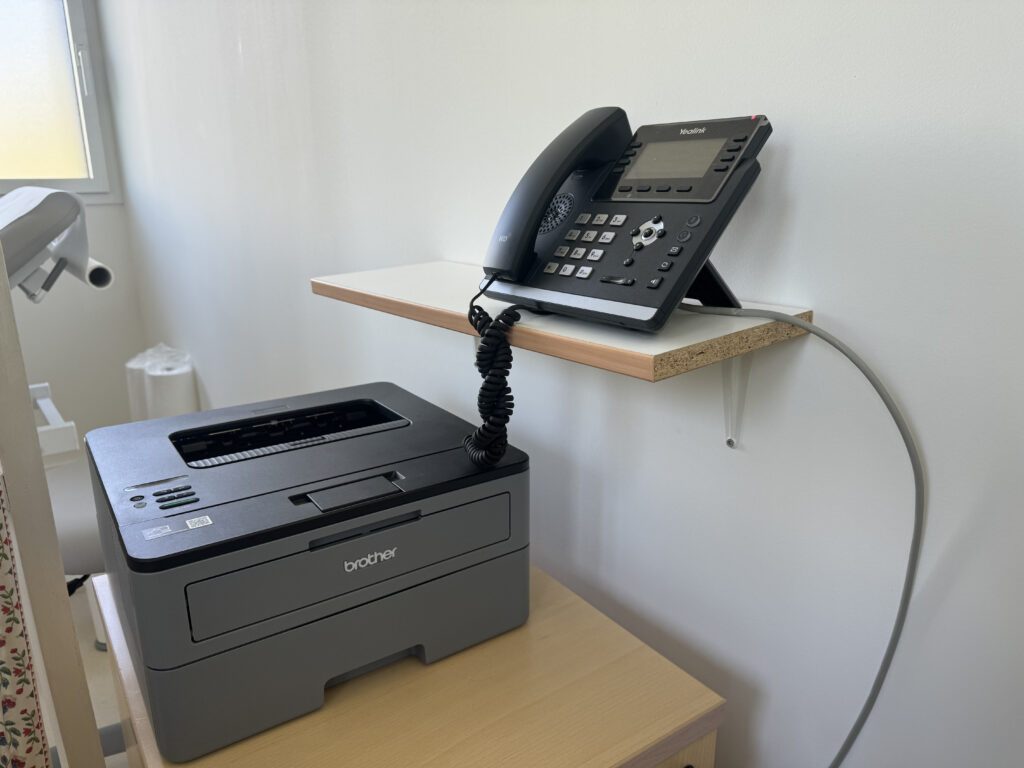 Téléphone et imprimante bureau